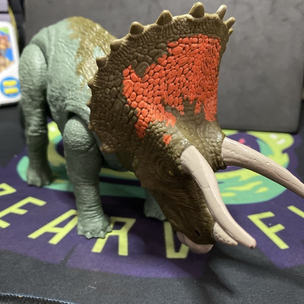 Jurassic World Primal Attack Triceratops Sound Strike Dinosaur Action Figure
